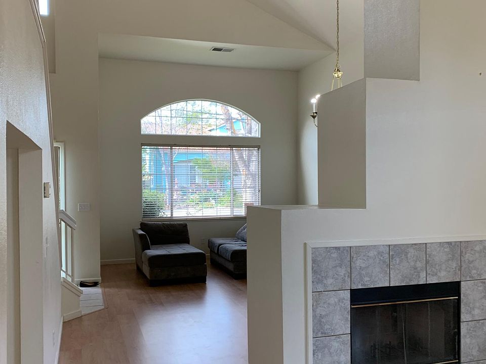 2nd image of 3276 Montecito Dr