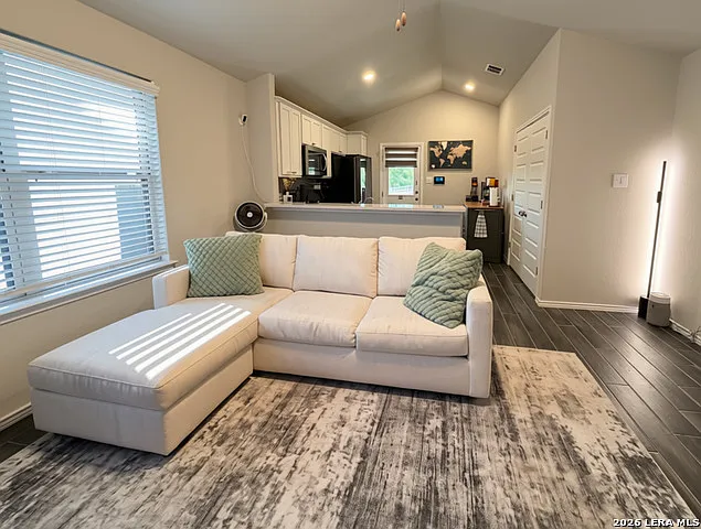 3 bed, 2.0 bath, 1012 sqft, $1,550 — Photo 4