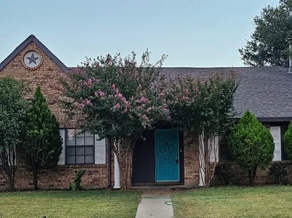 621 Redwood Dr, Grand Prairie, TX 75052