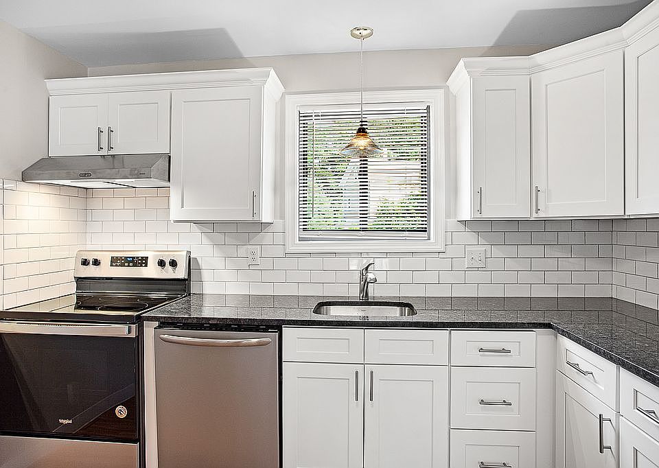 1st image of 1396 Lonsdale Ave #4