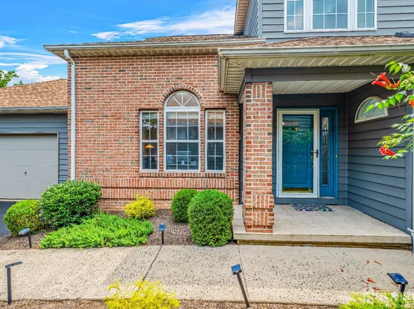 5 Fairway Blvd, Monroe Township, NJ 08831