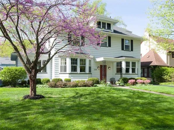 228 Oakdale Dr, Rochester, NY 14618