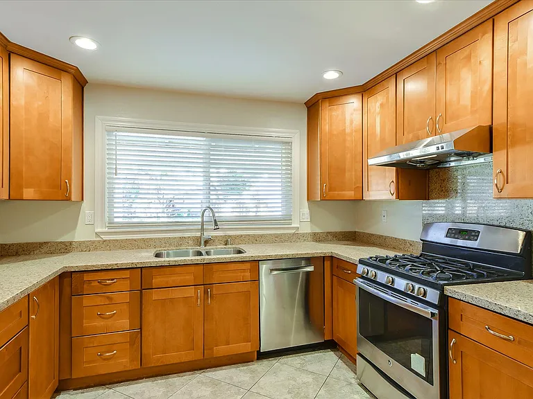 2448 Whitethorne Dr — Photo 12