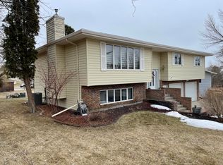 604 Yucca Dr, Pierre, SD 57501