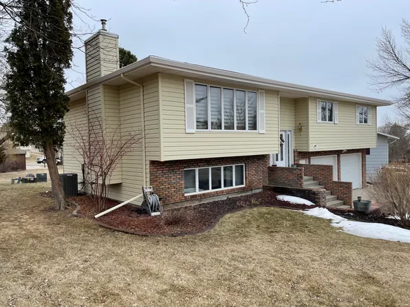 604 Yucca Dr, Pierre, SD 57501