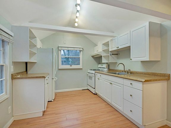 2nd image of 58 Bay Ave W