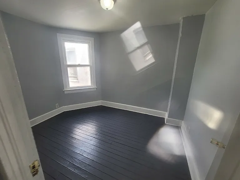 742 W King St — Photo 3