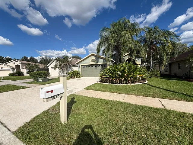 Beautiful 3/2/2 in Wrencrest! — Photo 2