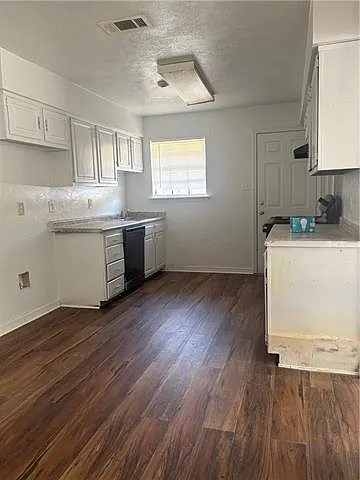 3 bed, 2.0 bath, 1300 sqft, $1,500 — Photo 3