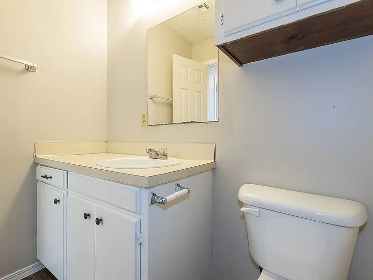 W Lillian St Fourplex — Photo 13