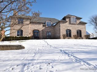 2812 Turnberry Rd, St Charles, IL 60174