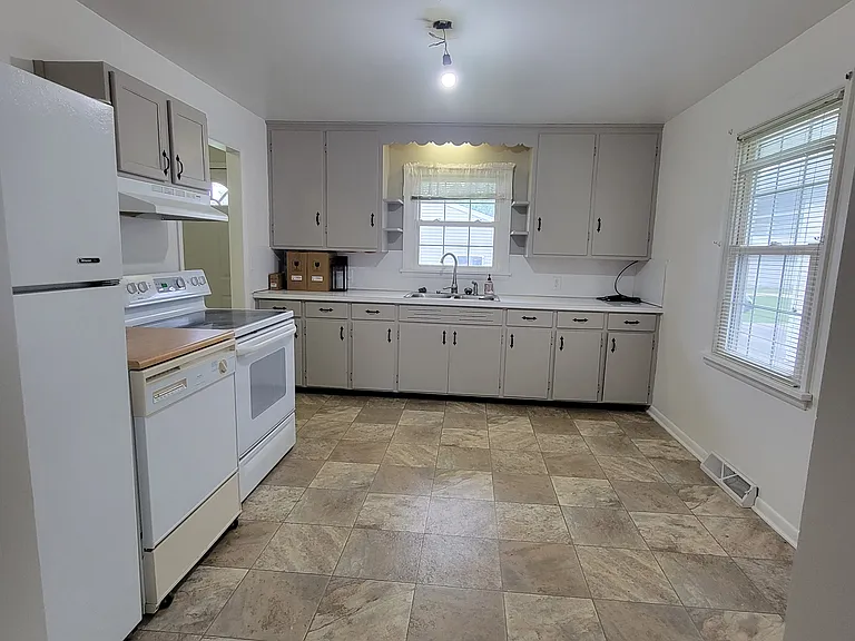1309 Superior St — Photo 4