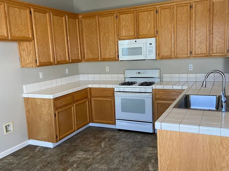 1030 Thompson Cir — Photo 8