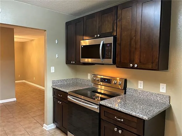 2 bed, 1.0 bath, 893 sqft, $1,350 — Photo 4