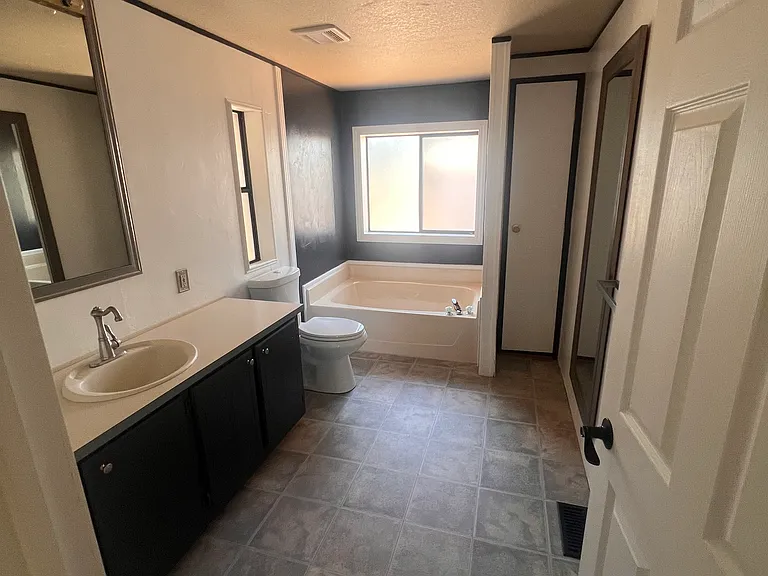 16075 Jellys Ferry Rd — Photo 15