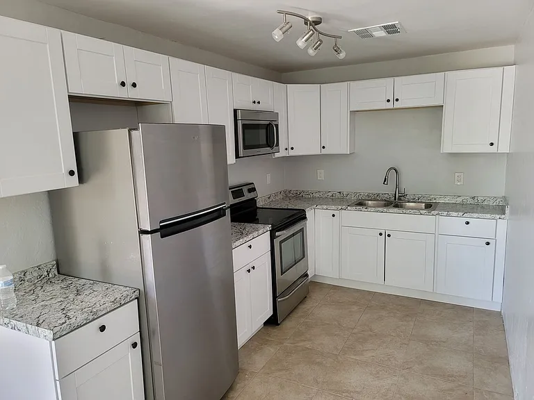4332 N Longview Ave — Photo 4