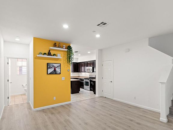 4th image of 1033 Sundrop Ln