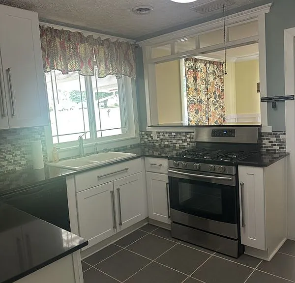 276 Meadow Dr — Photo 2