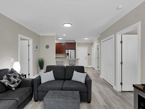5th image of 960 Perry St APT 209