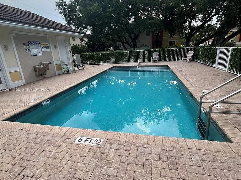 5347 SW 40th Ave — Photo 2