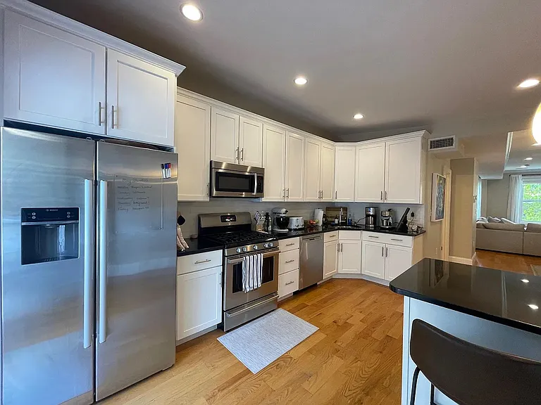 607 E 5th St #2 — Photo 18