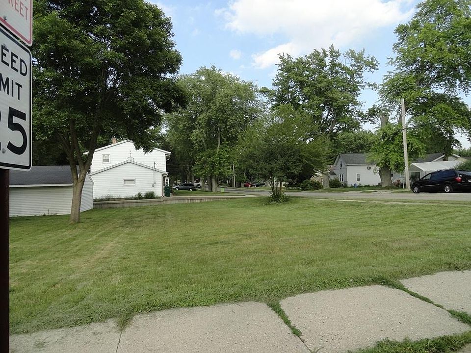 2nd image of 326 W Rogers St