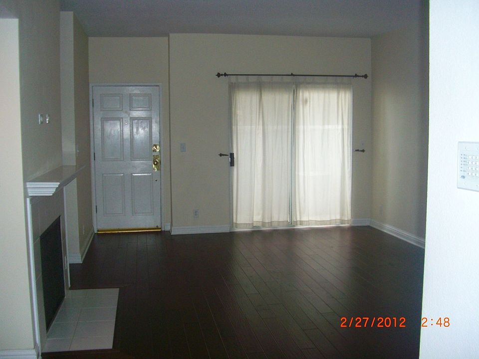 Living Room w/sliding patio doors