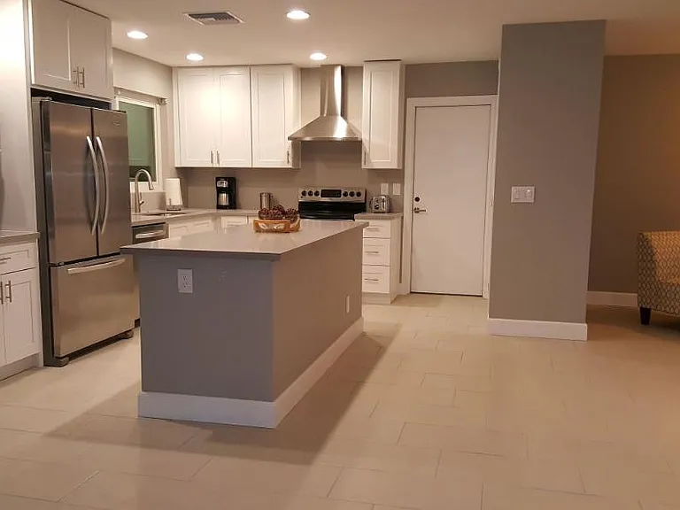 1414 E Chilton Dr — Photo 2