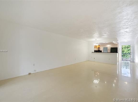 Attractive 2 Bd /2 Bth condo in the Heart of Key Biscayne!