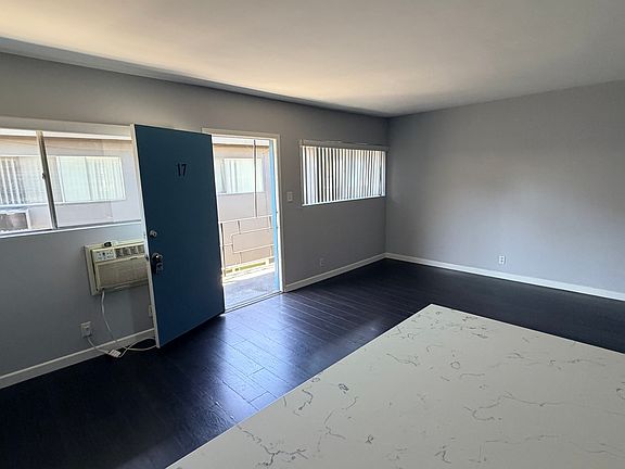 3rd image of 15483 Moorpark St #00