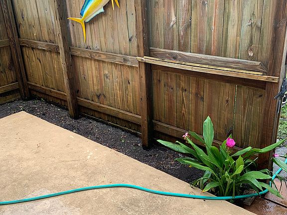 Lovely fenced in patio. Privacy lock.