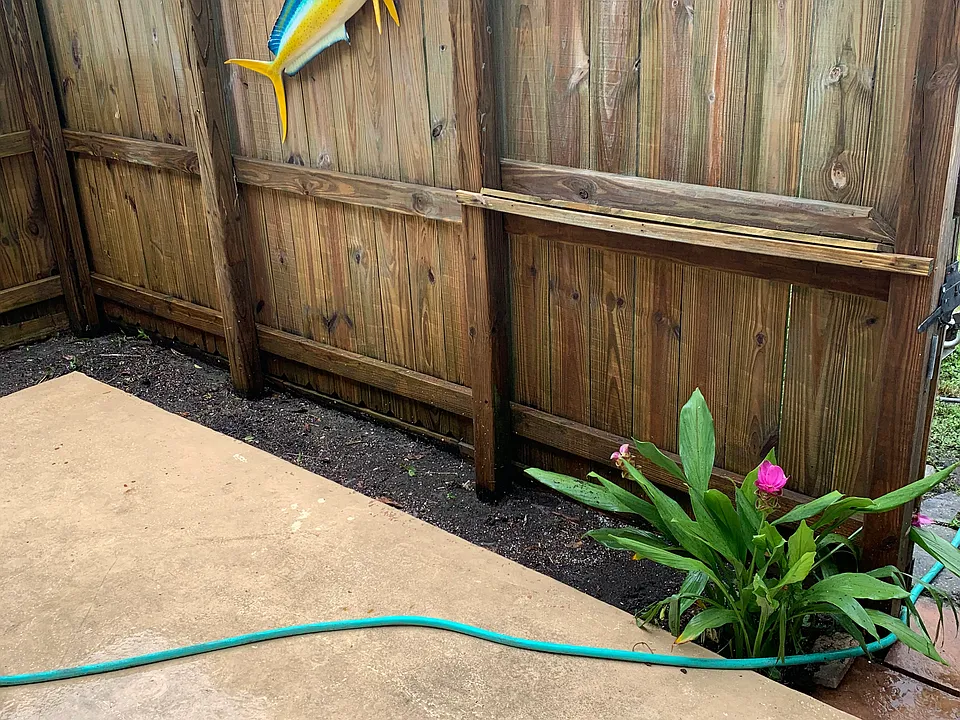 Lovely fenced in patio. Privacy lock.