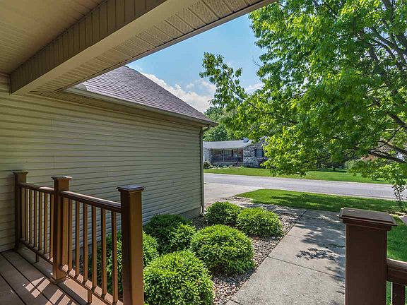 5th image of 847 E Meadowlands Dr