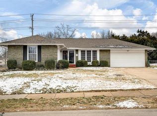 400 Palermo Dr, Ballwin, MO 63021