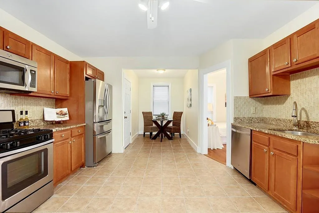 3 bed, 895 sqft, $1,100 — Photo 3
