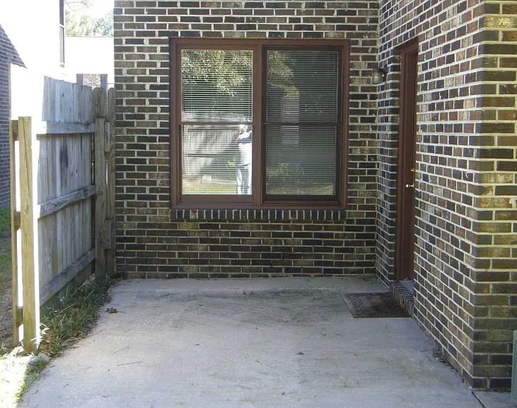 114 Colonial Ct — Photo 13