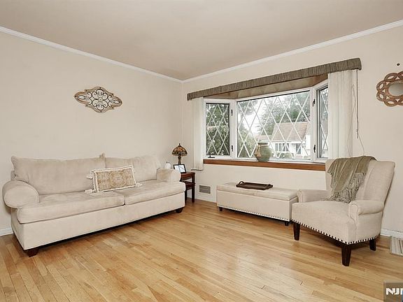 3rd image of 353 Albany Street