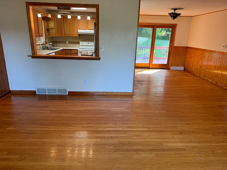 120 Burban Dr — Photo 2