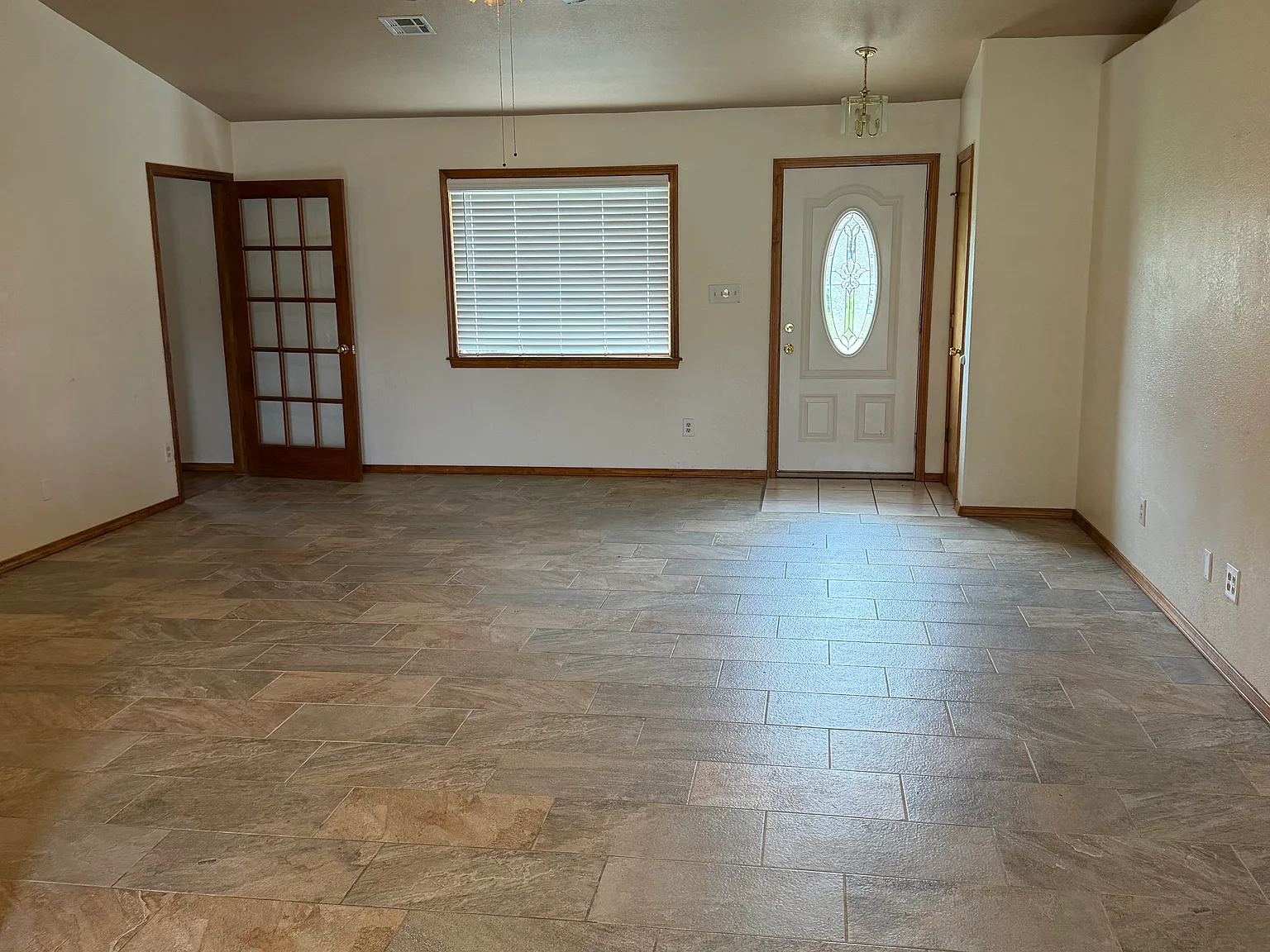 3 bed, 1600 sqft, $1,650 — Photo 2