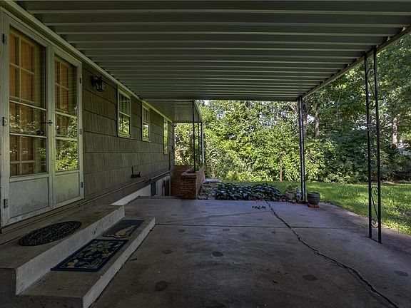 3rd image of 723 W 90th Ter