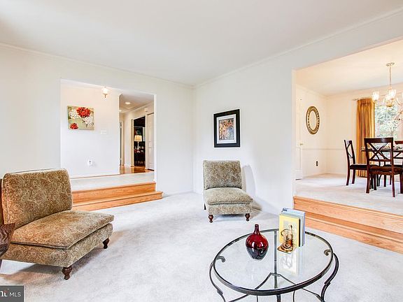 5th image of 9833 Meadowcroft Ln