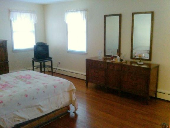 4th image of 224-226 Elwood Ave E