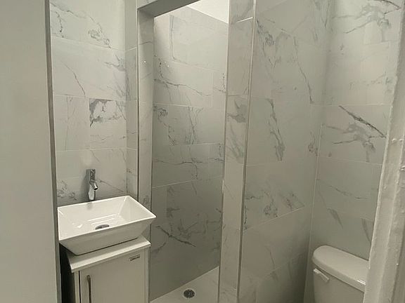 4th image of 251 E 45th St APT 4E