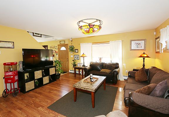 5th image of 245 Curtis Ave