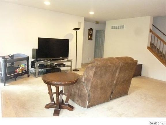 5th image of 39100 Florence Ave