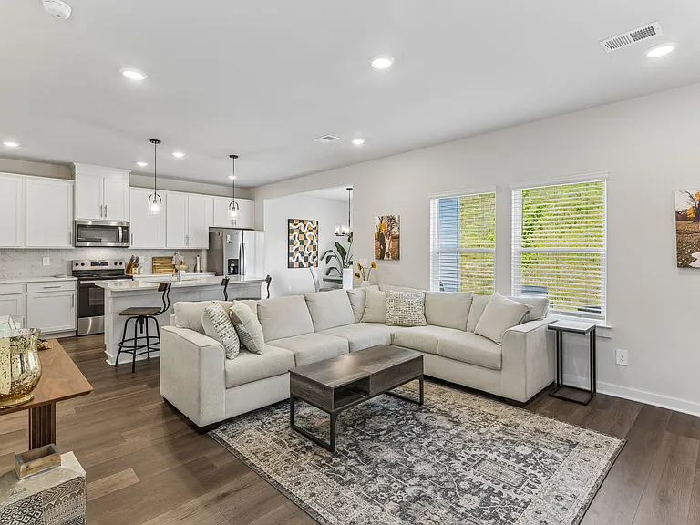 1735 Flora Grv — Photo 4