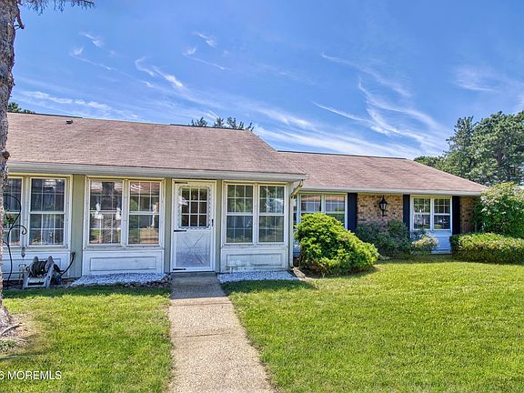 4th image of 27 Cambridge Circle #D