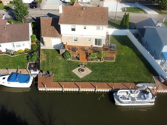 2nd image of 46855 Roselane Dr