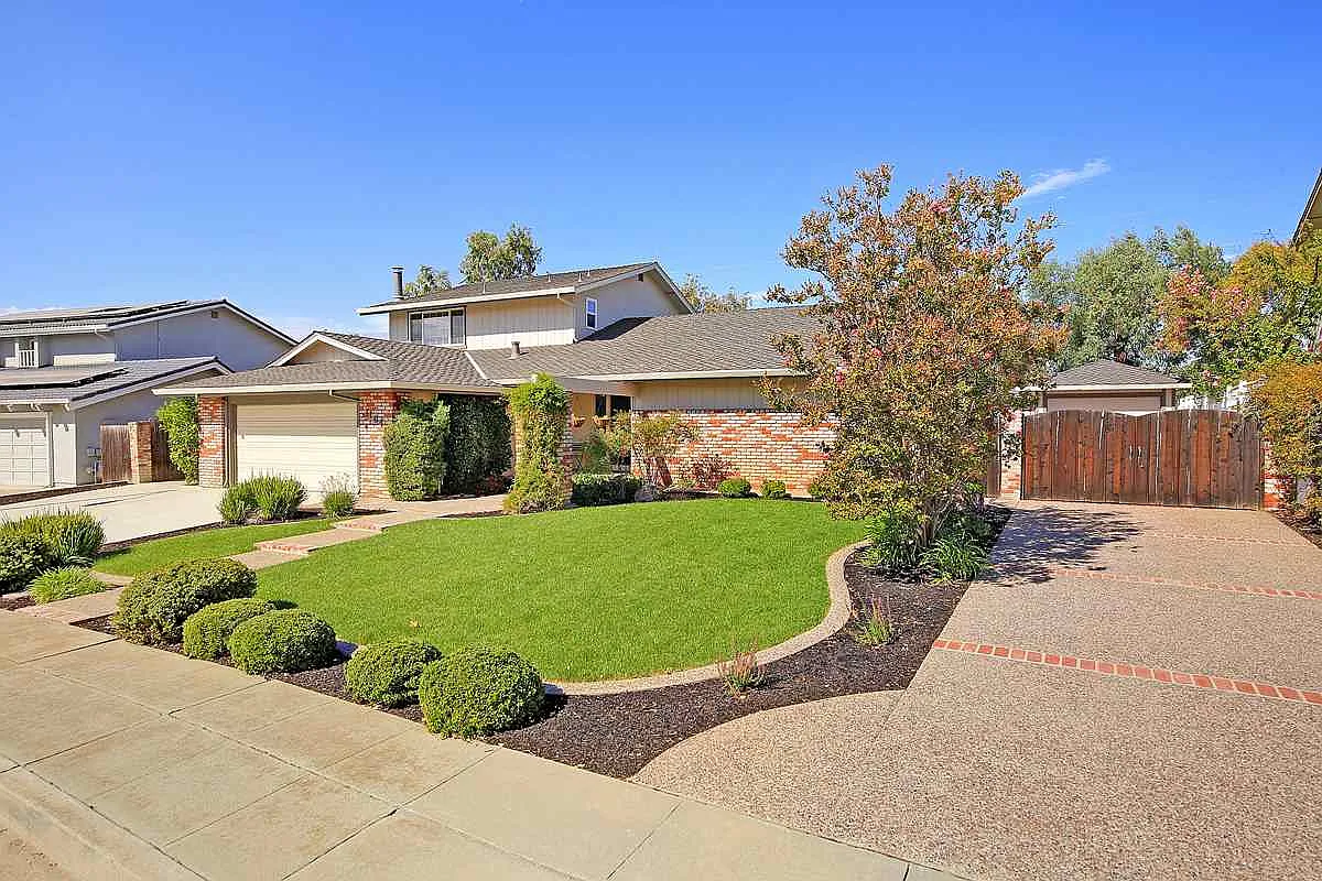 1104 Lomitas Ave photo 1
