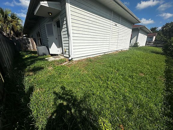 4th image of 3206 SW 25th Dr APT A